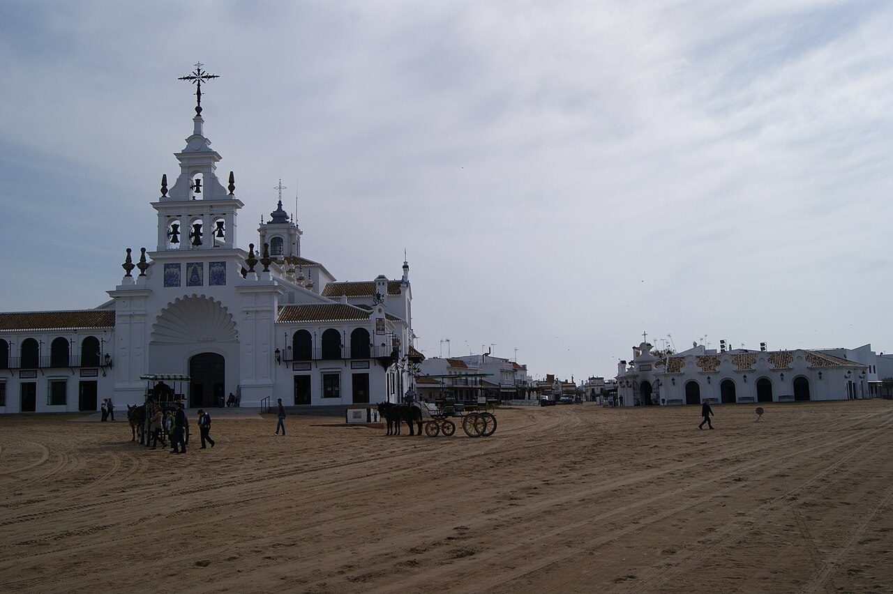 La ermita de El Rocío, principal lugar que ver en la aldea almonteña