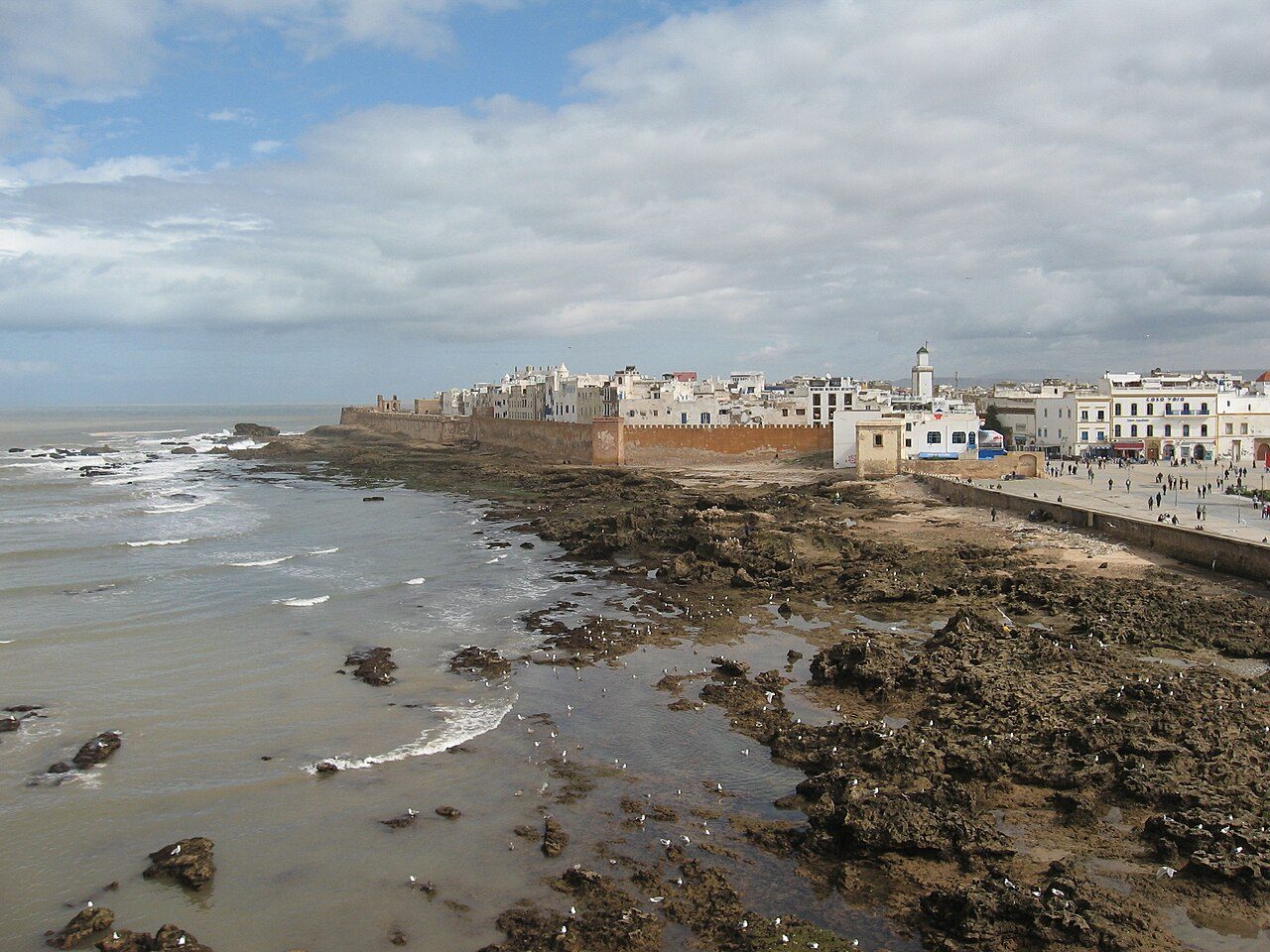 Llegando a Esauira: sus icónicas murallas y barcas azules en el puerto