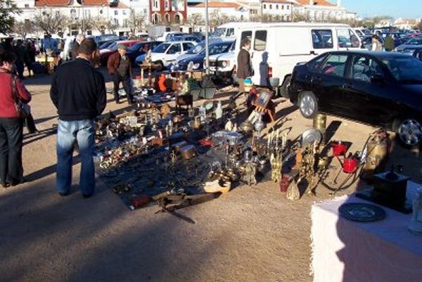 El mercadillo de los sábados en la plaza del Rossio de Estremoz