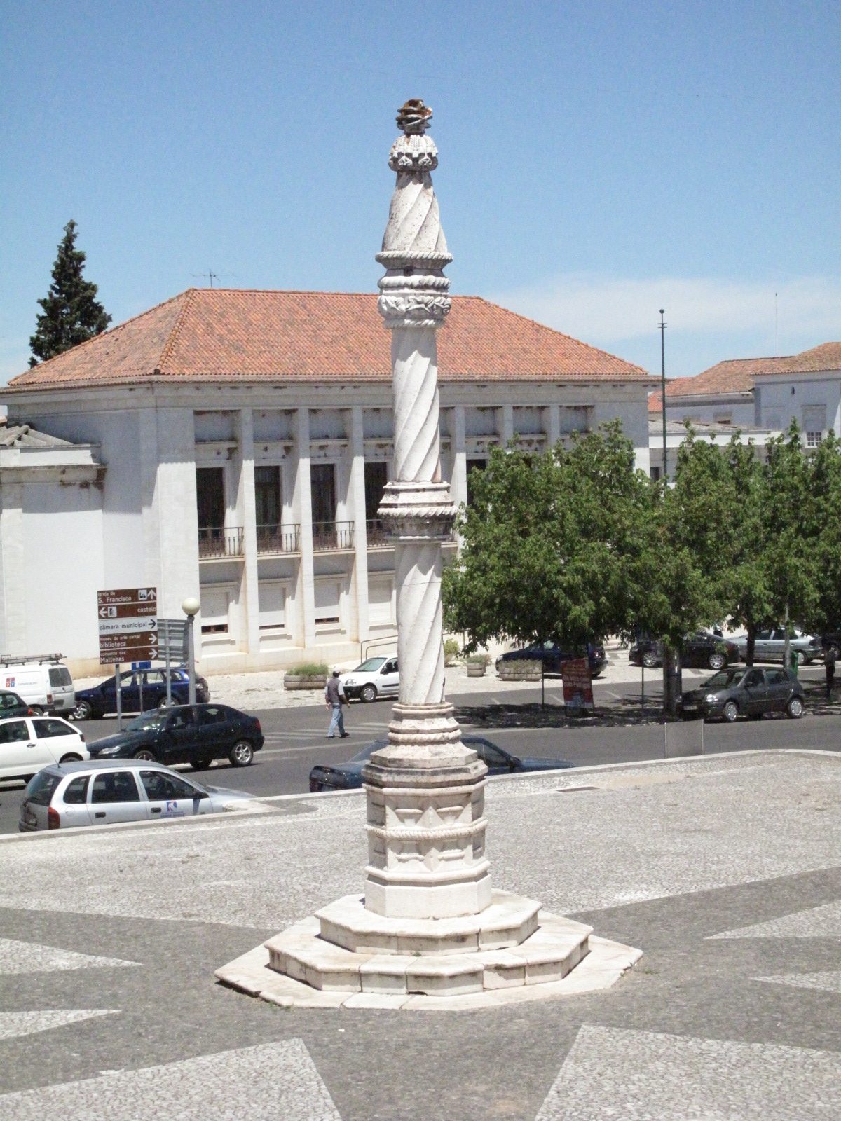 Vista de Estremoz, la ciudad blanca del Alentejo, sobre la llanura