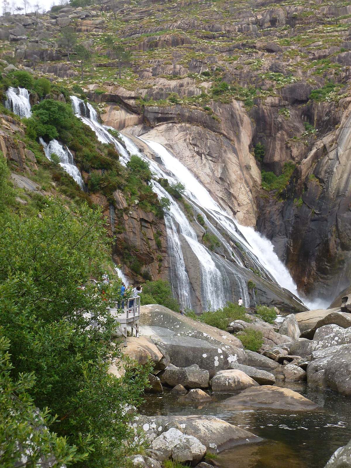 La cascada del Ézaro cayendo al mar, imprescindible que ver en Ézaro