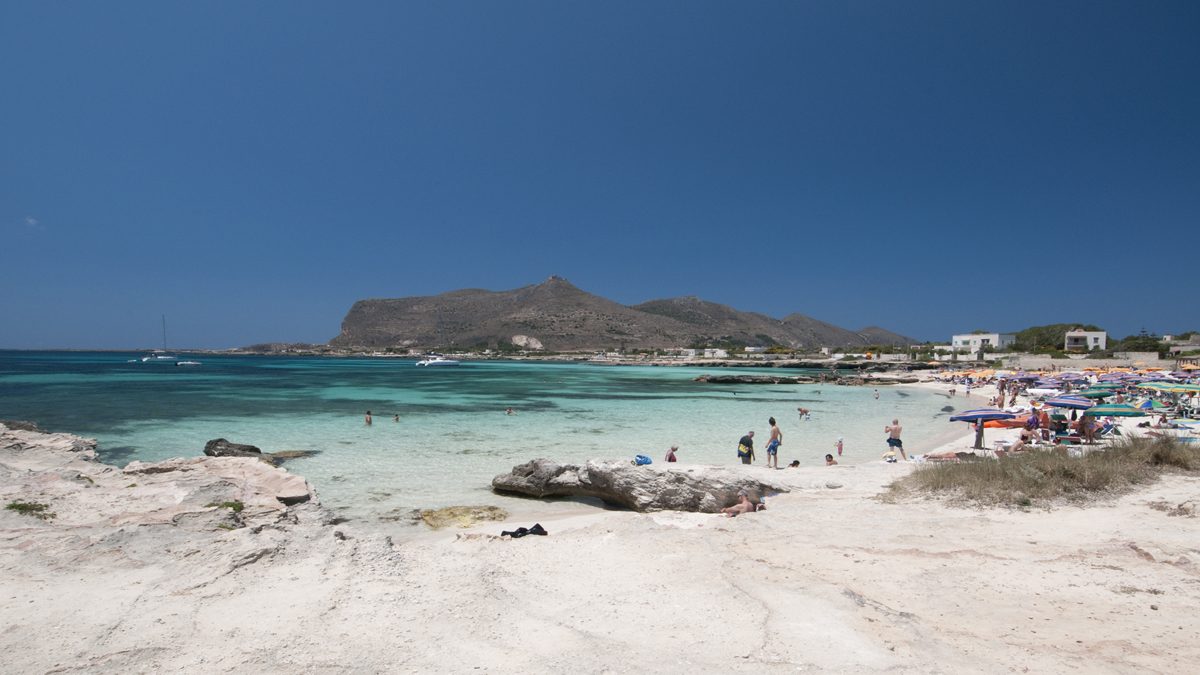 Cruceros y barcos en Trapani rumbo a las aguas turquesa de Favignana