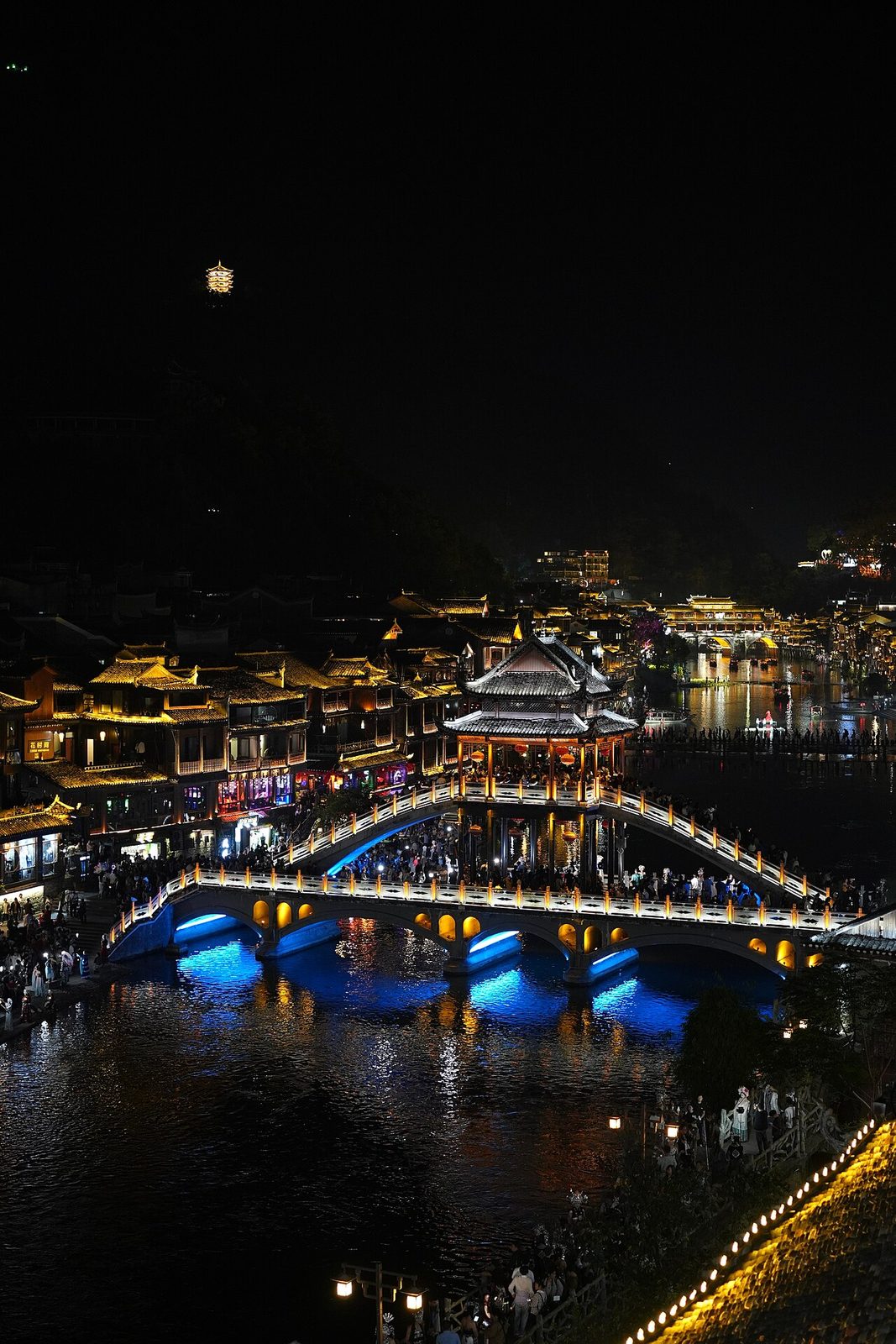 Fenghuang iluminada de noche, una excursión perfecta desde Zhangjiajie