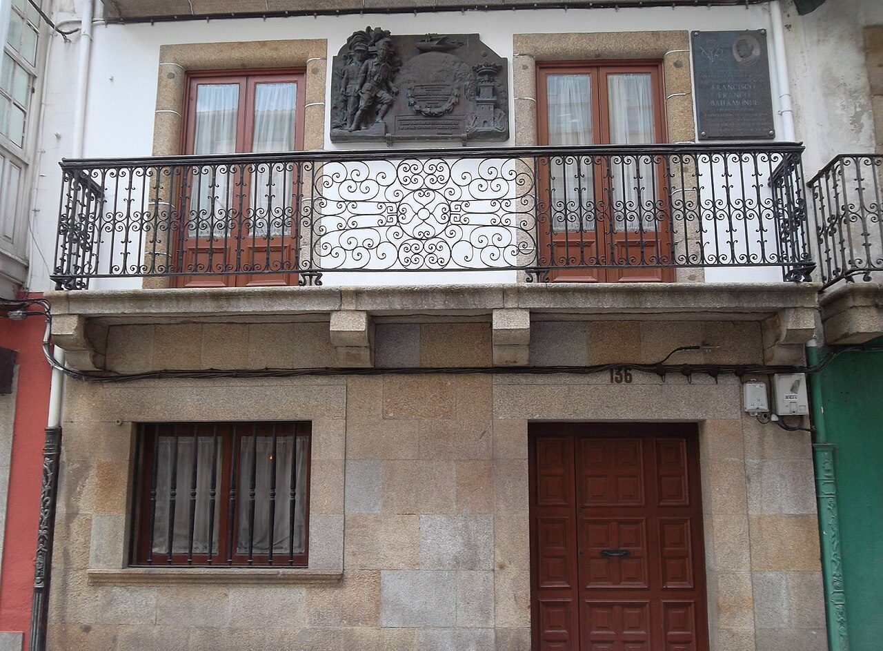 Fachadas acristaladas del barrio de la Magdalena, protagonista de los free tours en Ferrol.
