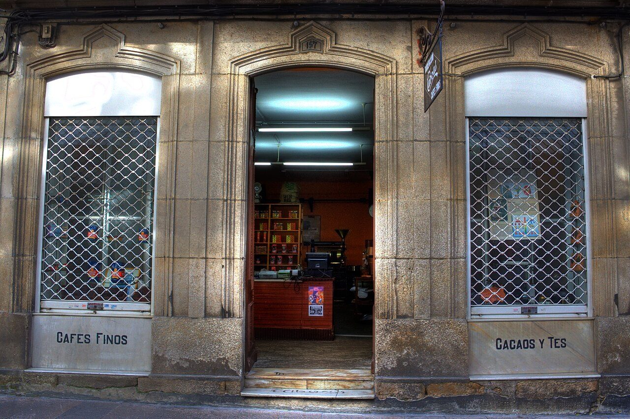 Fachadas acristaladas del barrio de la Magdalena, protagonista de los free tours en Ferrol.