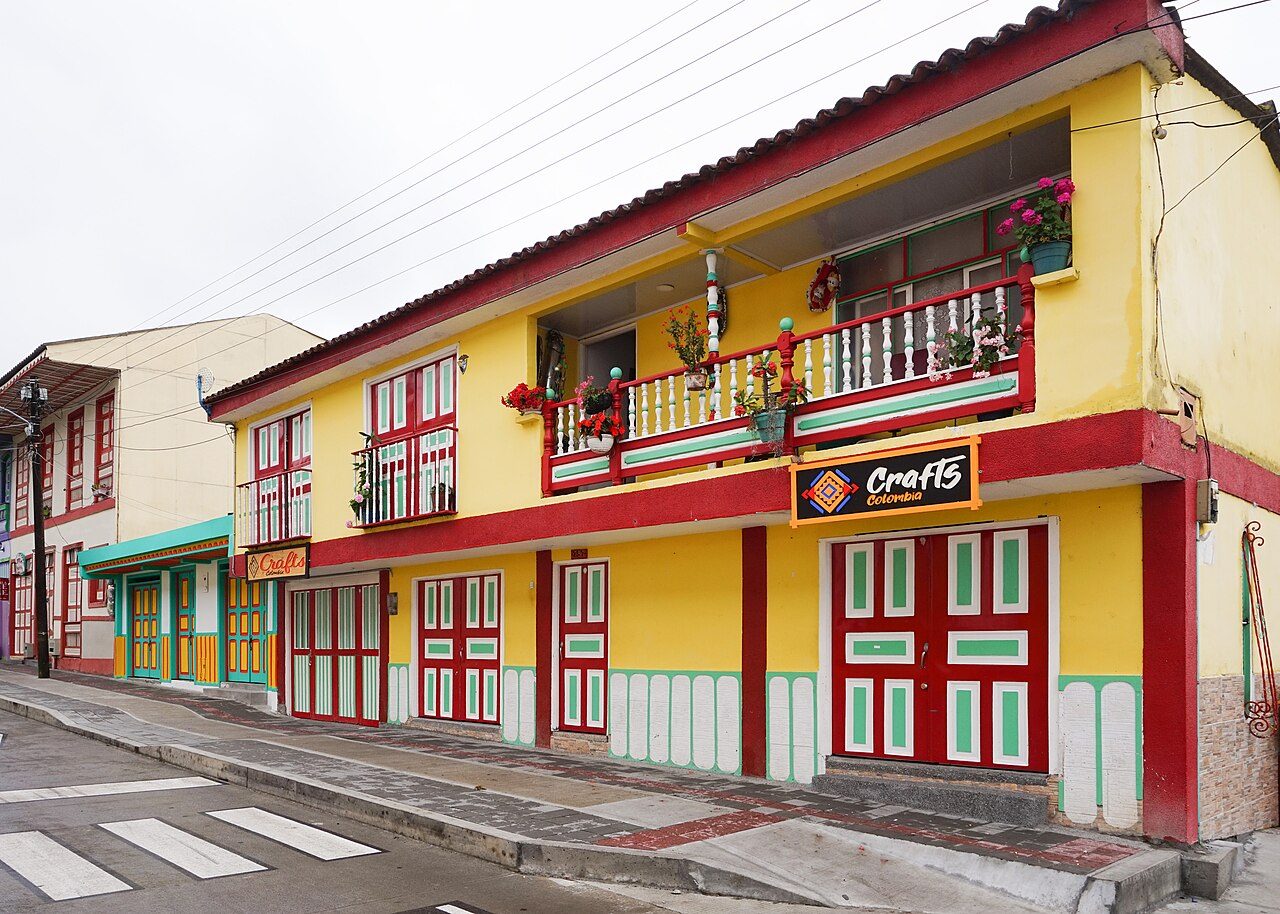 Casas de colores en una visita guiada en Filandia, en pleno Eje Cafetero