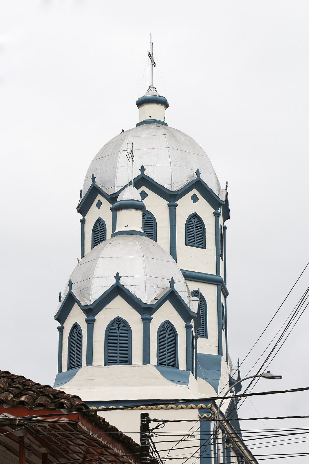 La Parroquia Inmaculada Concepción presidiendo la plaza principal de Filandia