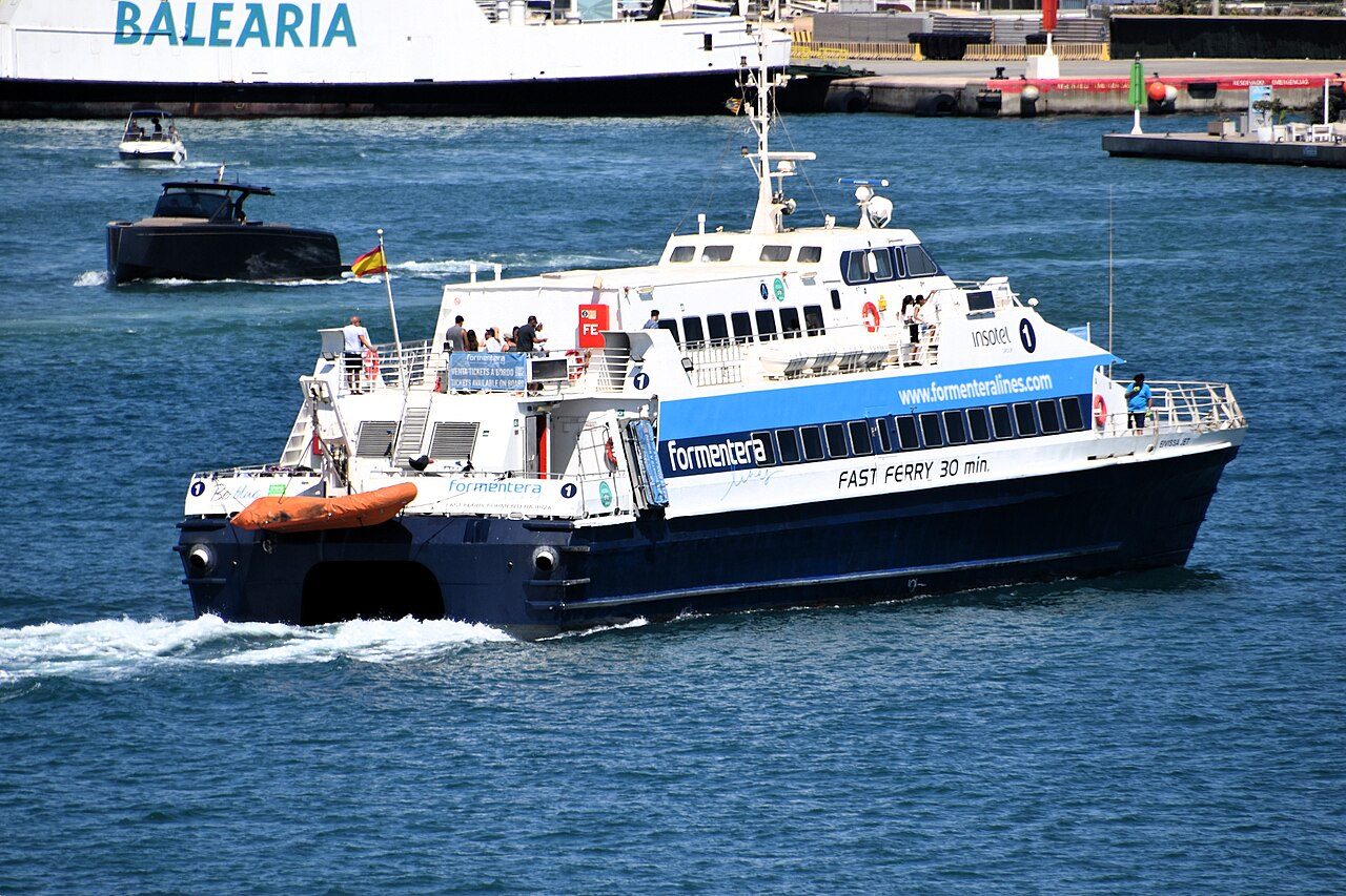 El ferry hacia La Savina, la puerta de entrada para descubrir qué ver en Formentera