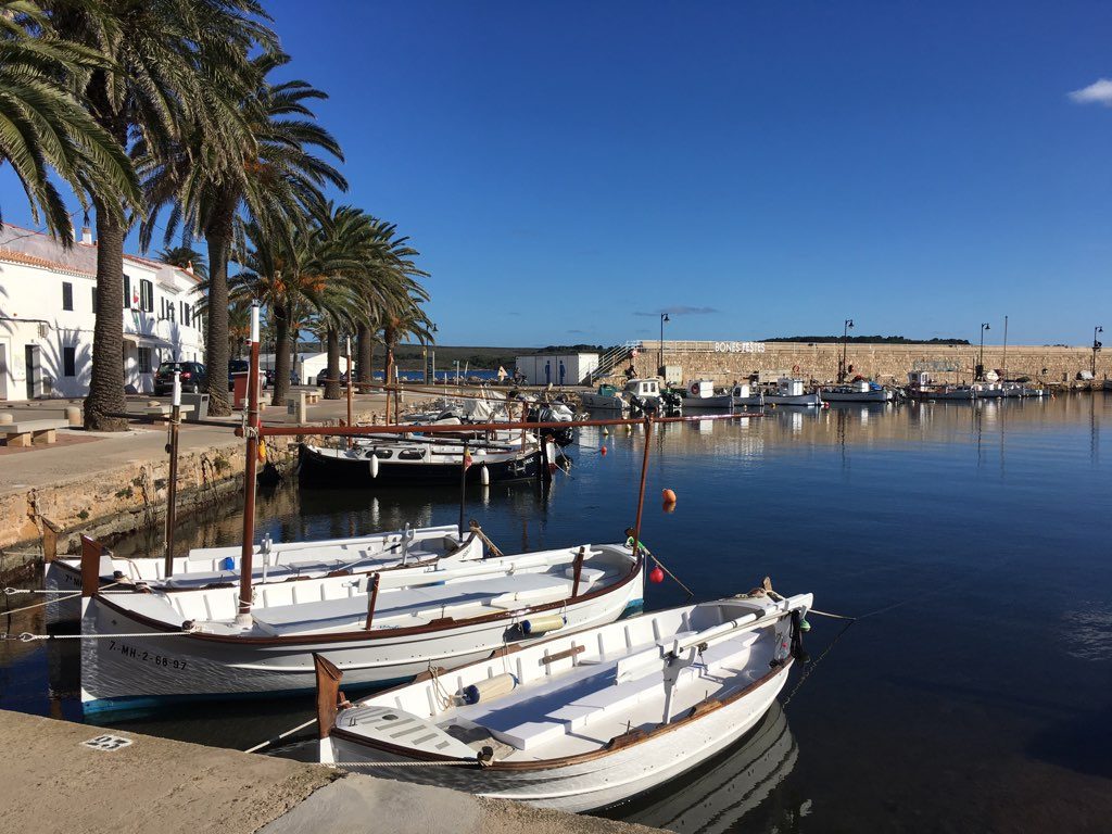 Naturaleza y aventura en Fornells: calas vírgenes y aguas cristalinas del norte de Menorca.