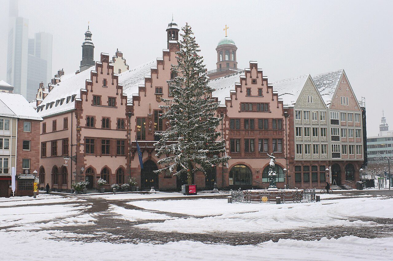 Visita guiada por la Römerberg, punto de partida de muchos tours en Frankfurt.