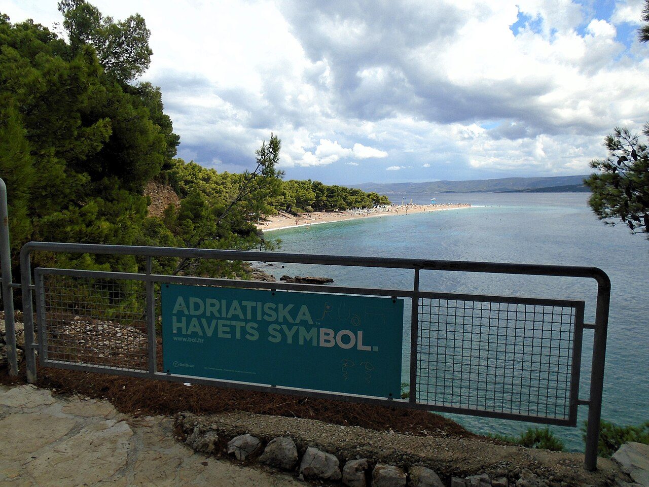 La playa Zlatni Rat en Brač, una de las excursiones en barco más populares desde Split