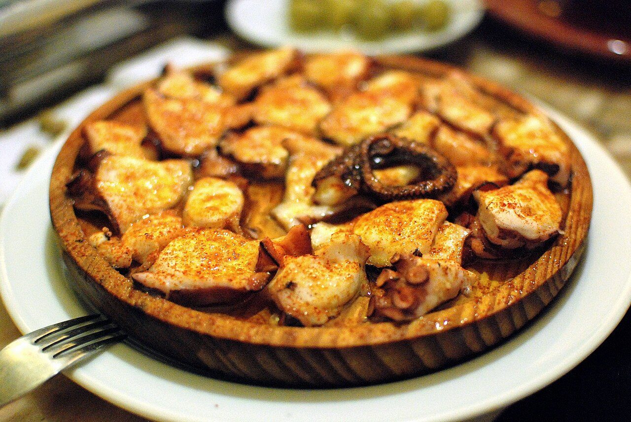 Pulpo á feira y tapas gallegas, imprescindibles de la gastronomía en Pontevedra.