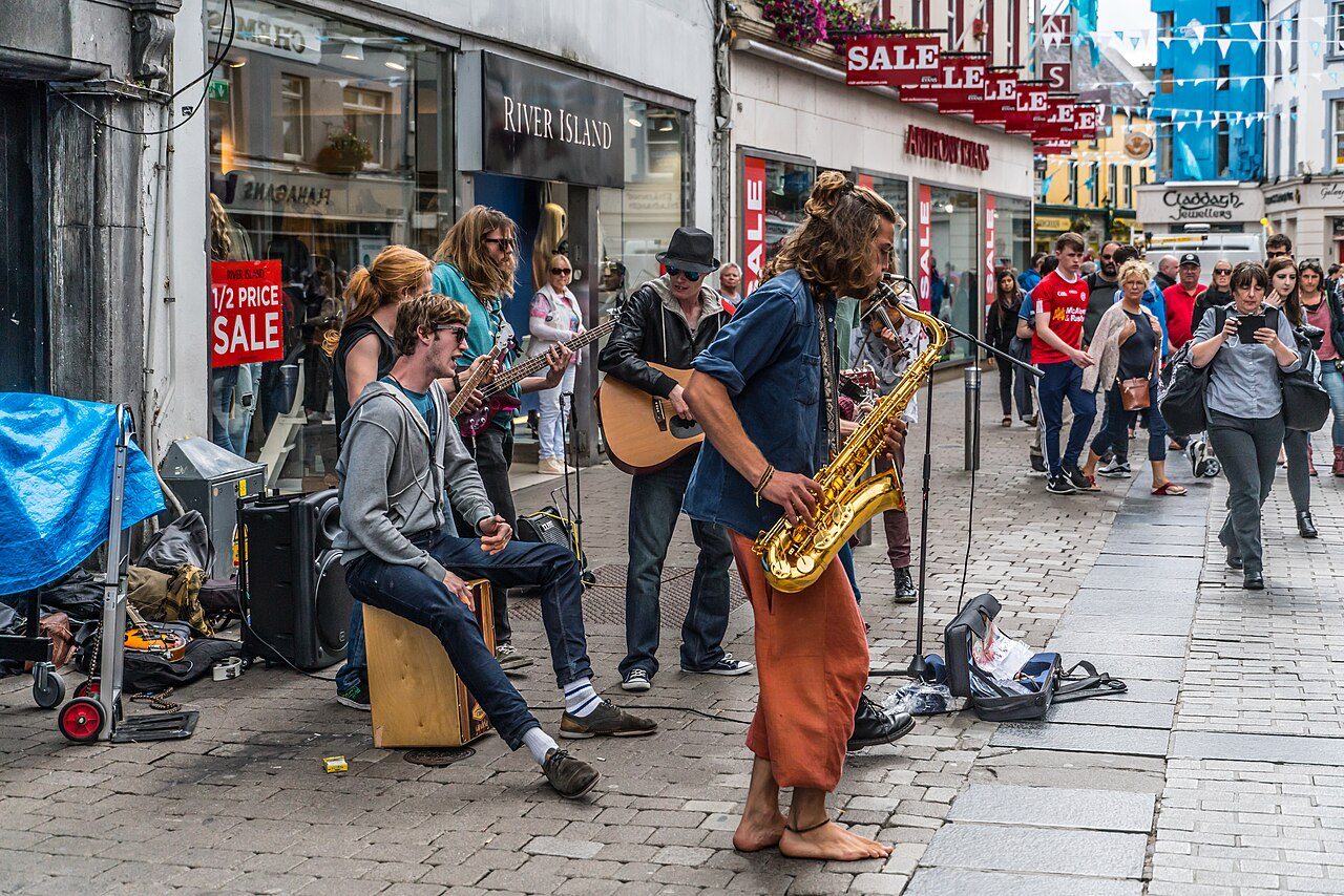 Las coloridas calles del centro son lo primero que ver en Galway al llegar