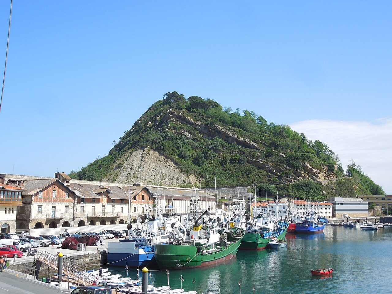 El puerto de Guetaria, punto de partida de las excursiones en barco por la costa