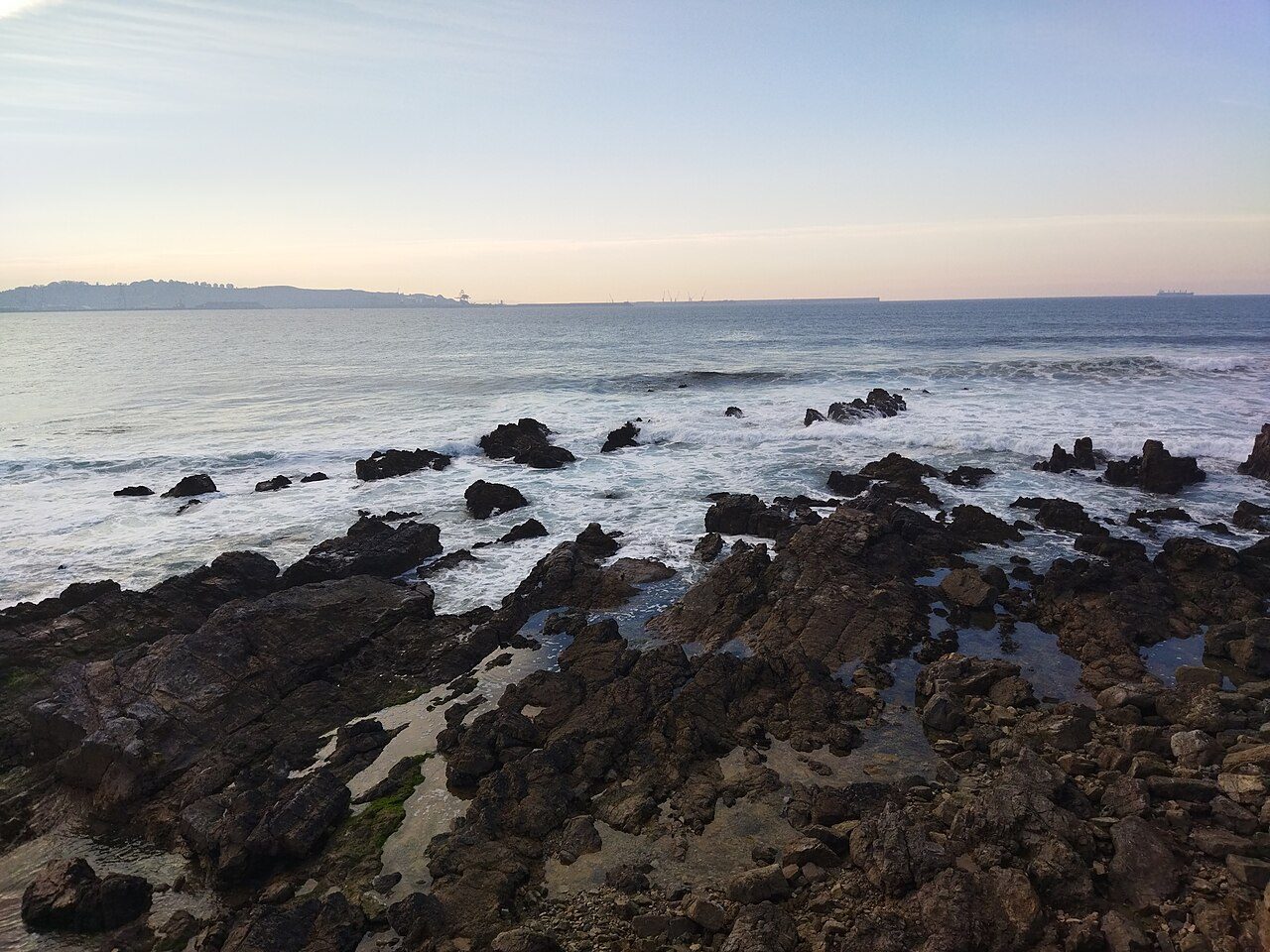 Vista de Gijón junto al Cantábrico, punto de partida para descubrir qué ver en Gijón