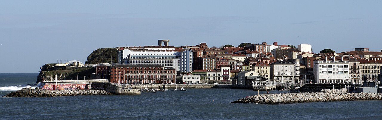Visita guiada en Gijón por el barrio de Cimadevilla y el puerto deportivo.