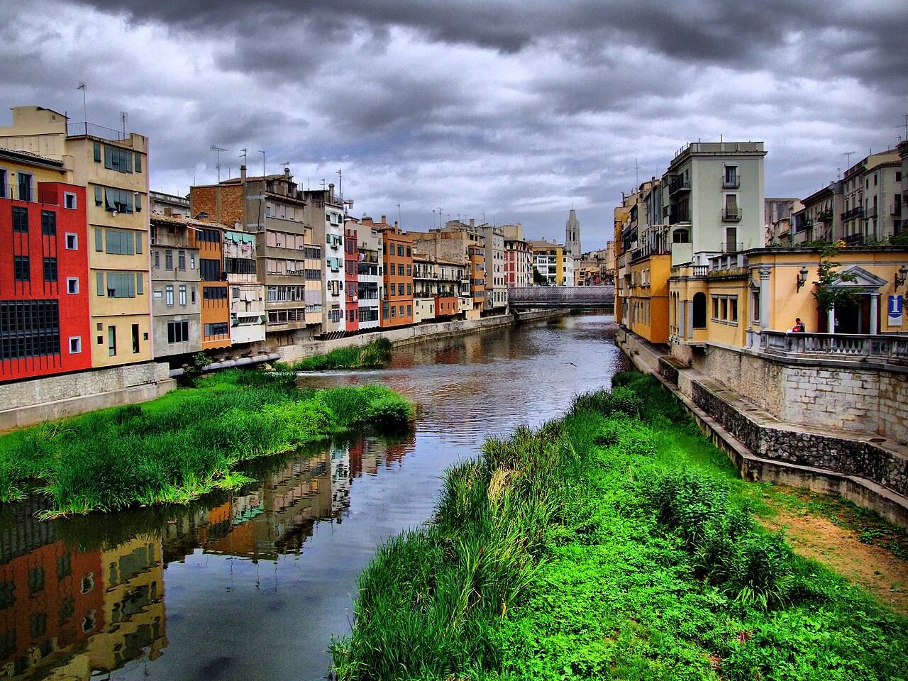 Las casas de colores sobre el río Onyar, la imagen más icónica de qué ver en Gerona.