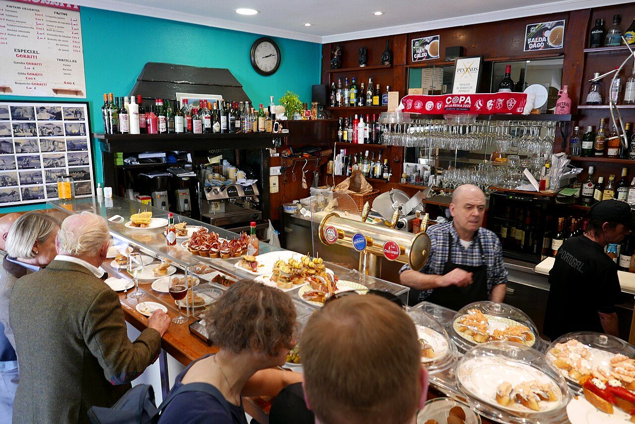 Barra de pintxos en la Parte Vieja, imprescindible de dónde comer en San Sebastián