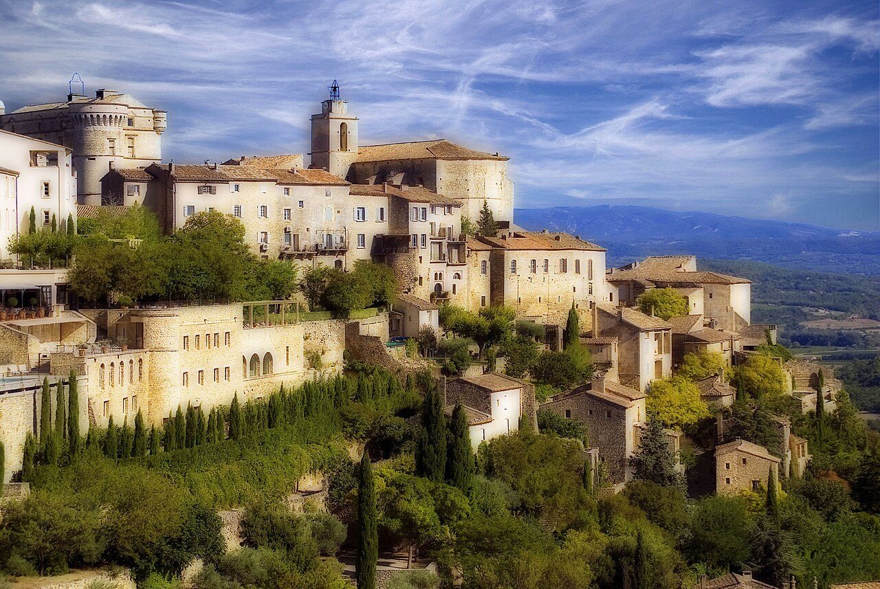 Gordes al atardecer, uno de los pueblos más bonitos donde dormir en la Provenza