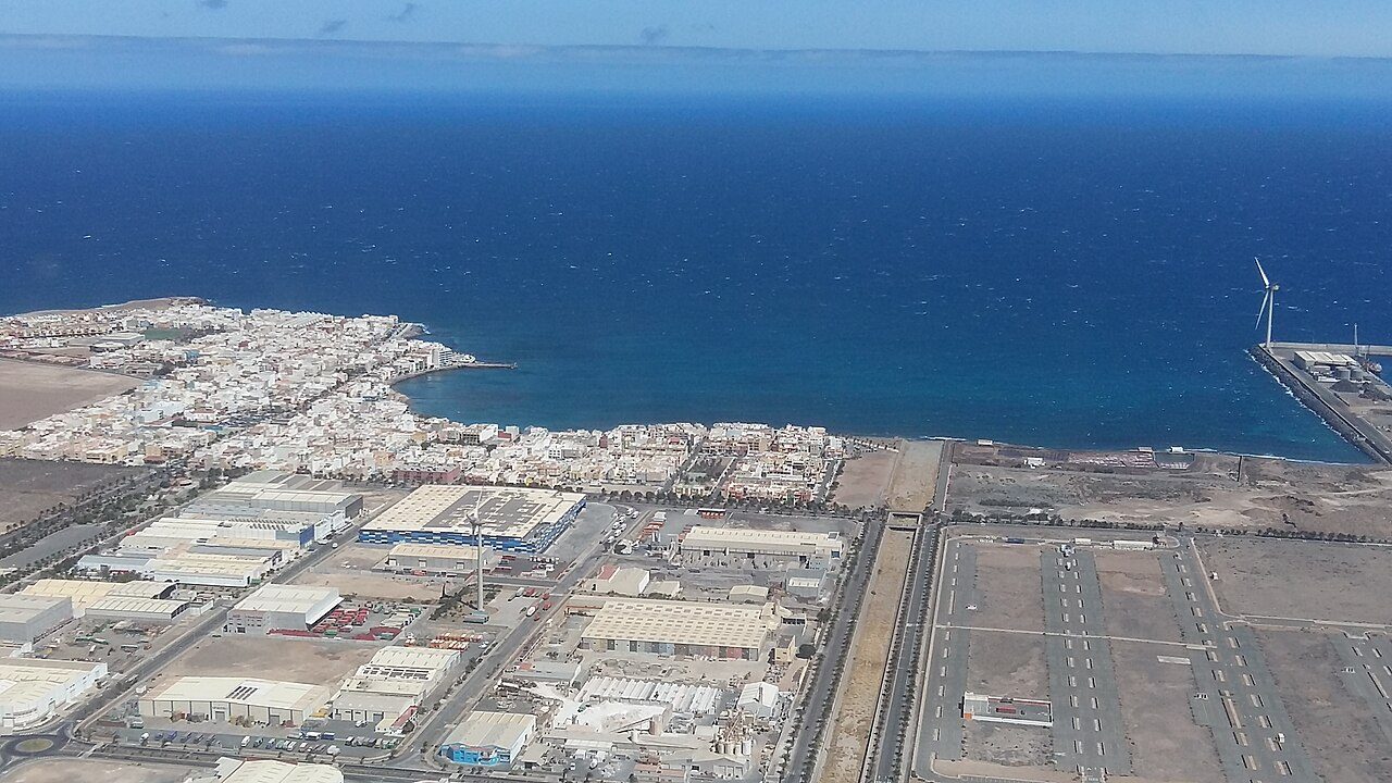 Vista aérea de la costa: uno de los primeros paisajes que ver en Gran Canaria al llegar