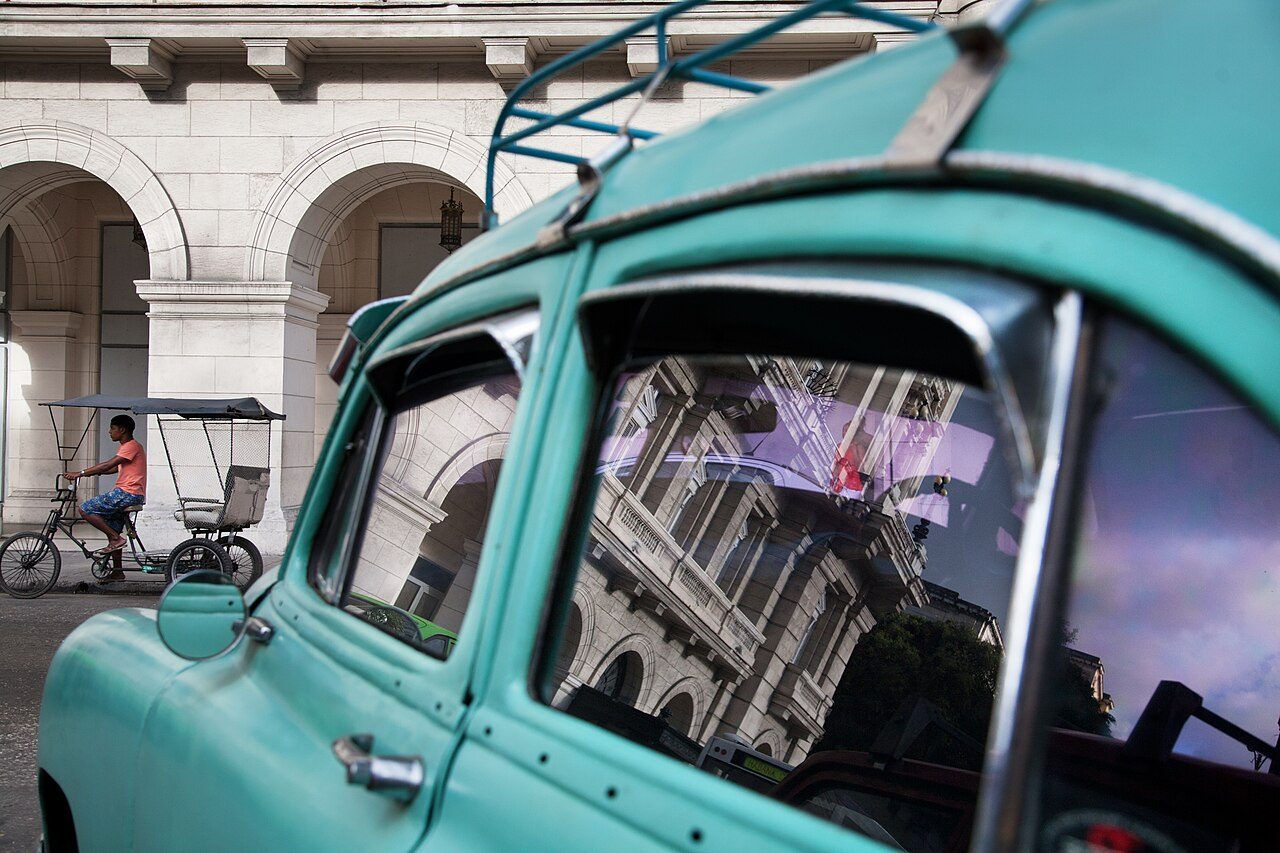 Coches clásicos por las calles de La Habana, una de las estampas que ver en La Habana