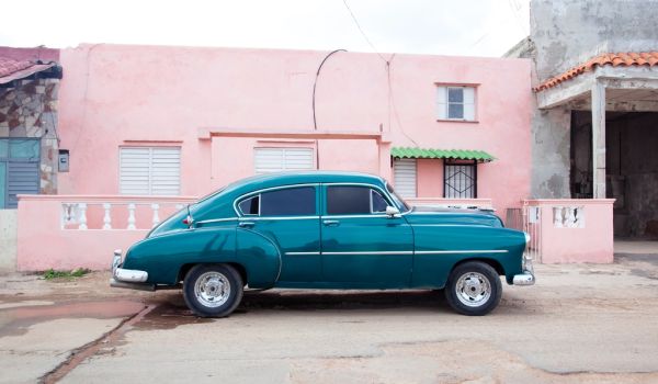 Coches clásicos por las calles de La Habana, una de las estampas que ver en La Habana