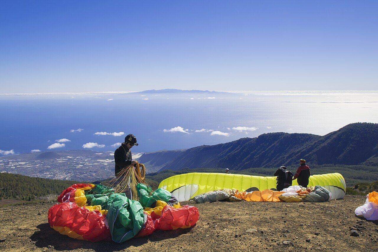 Naturaleza y aventura en Las Palmas de Gran Canaria: parapente sobre la costa