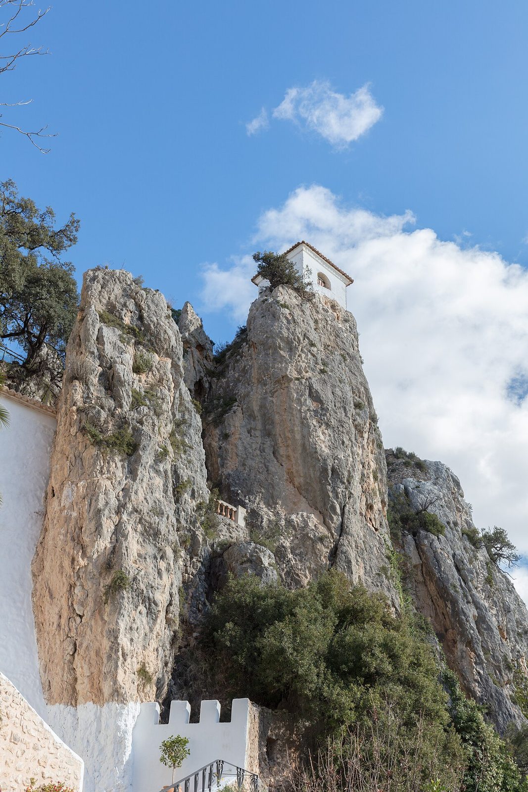 El campanario sobre el risco, una de las postales más famosas de qué ver en Guadalest