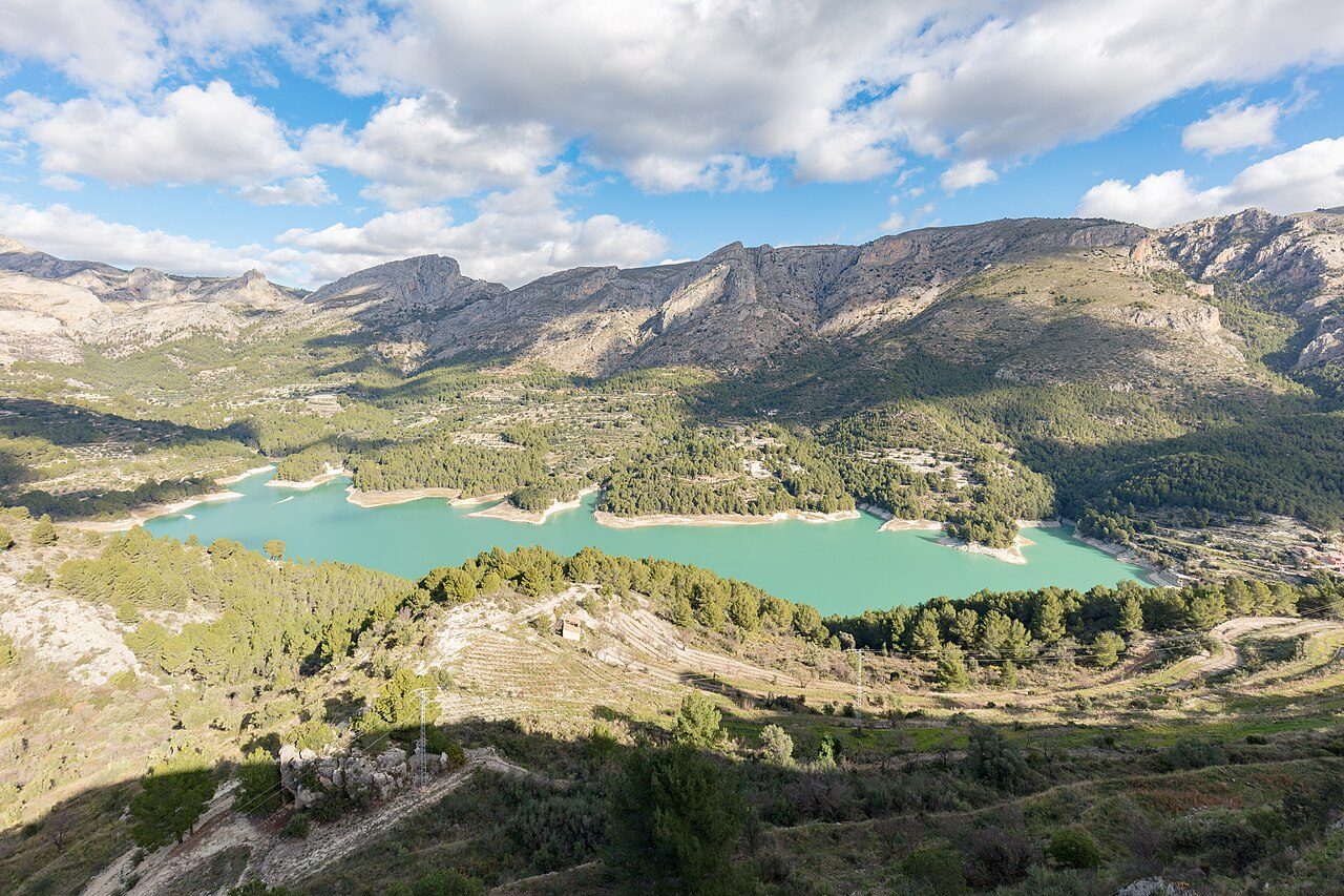 El embalse turquesa desde los miradores, uno de los grandes atractivos que ver en Guadalest