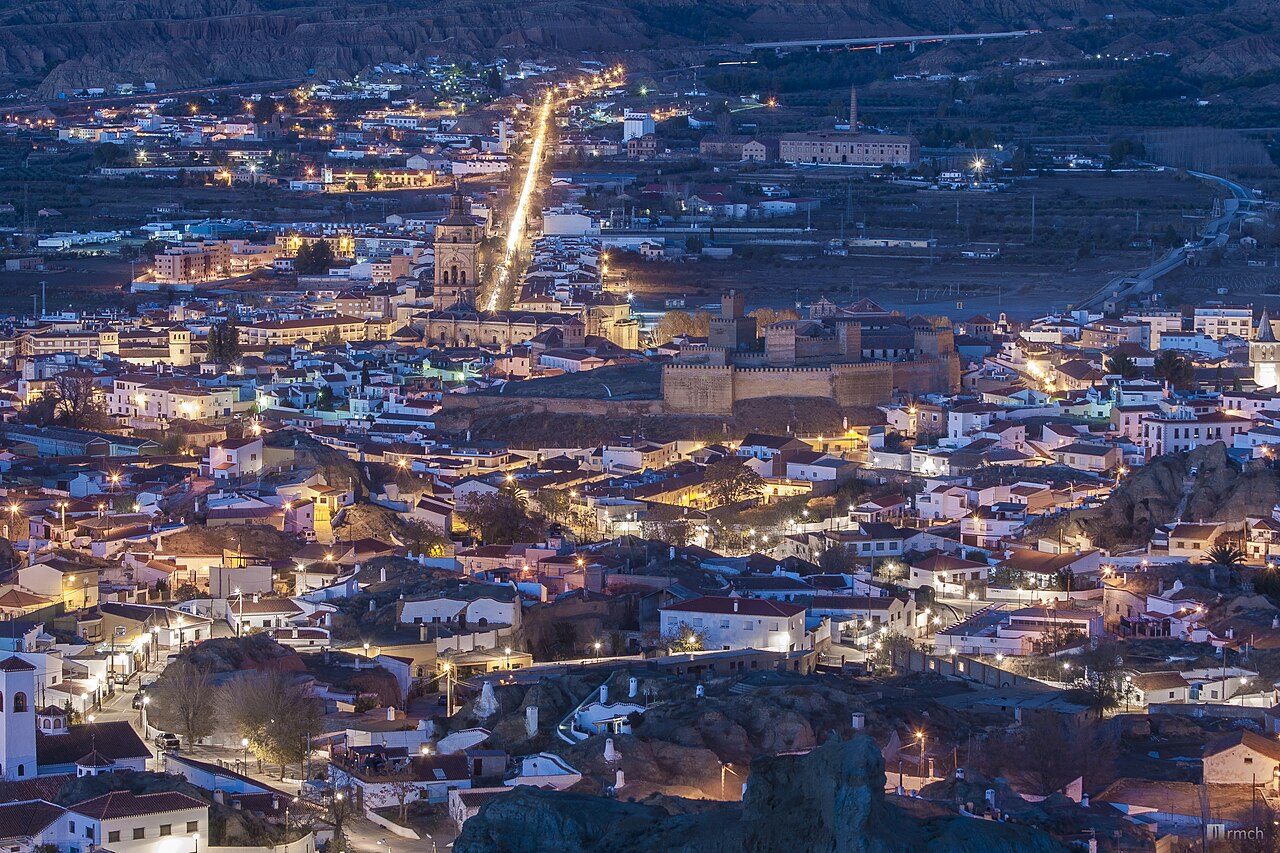 Las chimeneas blancas del barrio de las Cuevas, lo más singular que ver en Guadix