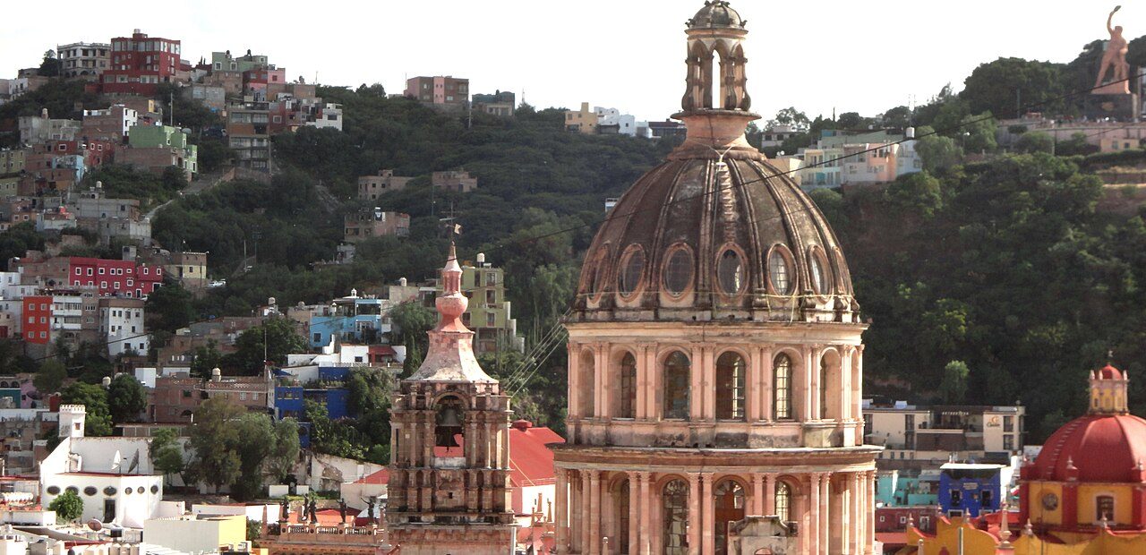 Vista panorámica de las coloridas casas de Guanajuato, imprescindible en cualquier viaje