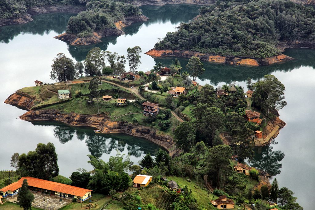 Cruceros y barcos en Guatapé con vistas a la Piedra del Peñol
