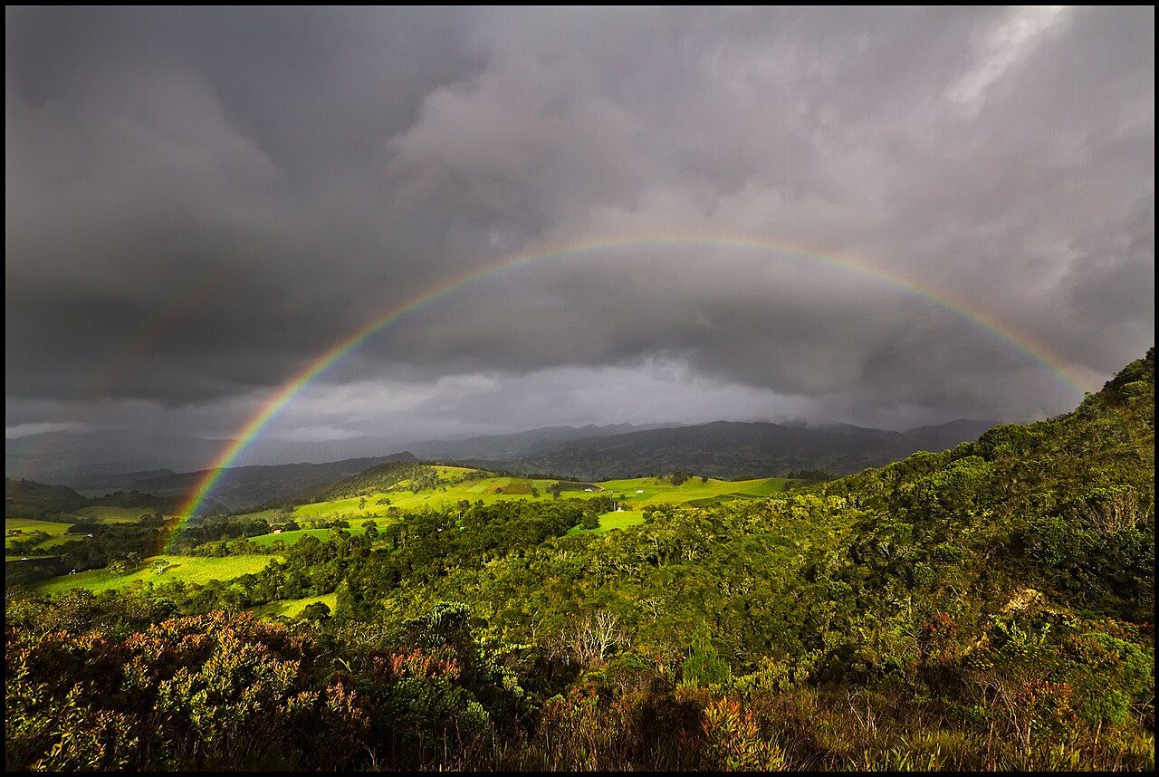 La laguna de Guatavita, una de las mejores excursiones cercanas para complementar qué ver en Zipaquirá.