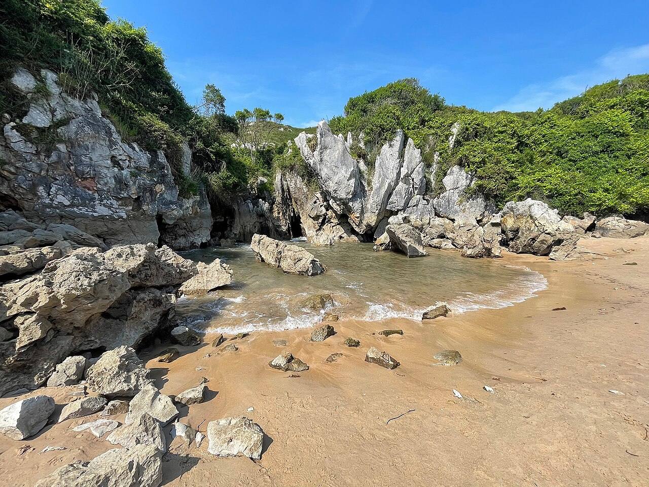 Playa de Gulpiyuri, una de las mejores excursiones cerca de Ribadesella