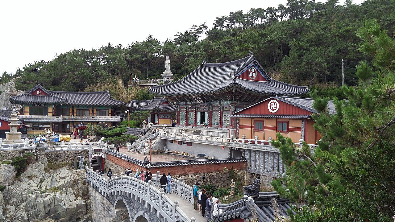 El templo Haedong Yonggungsa, uno de los lugares imprescindibles que ver en Busan