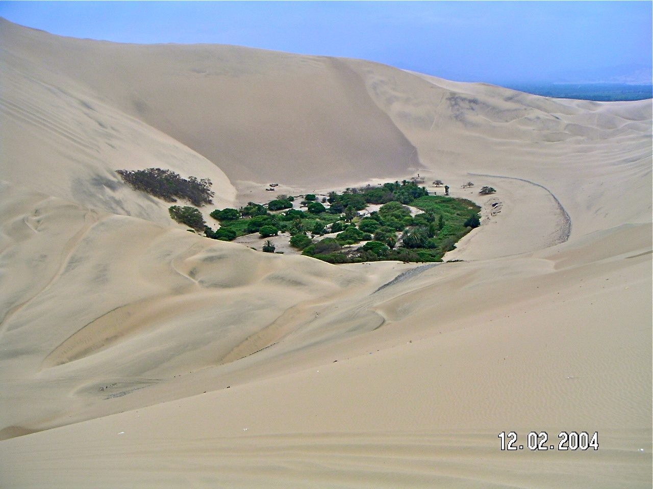 La laguna de Huacachina rodeada de dunas, la imagen más icónica de Ica