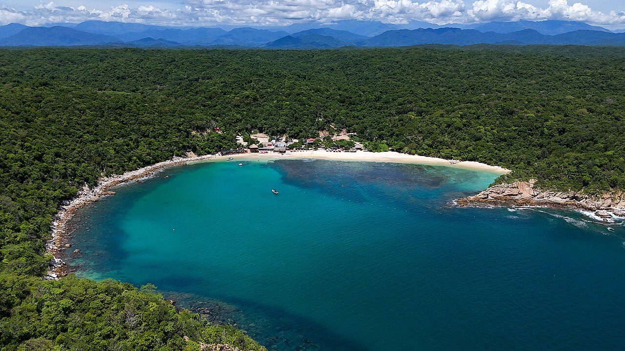 Vista de las bahías al llegar: uno de los grandes atractivos de qué ver en Huatulco