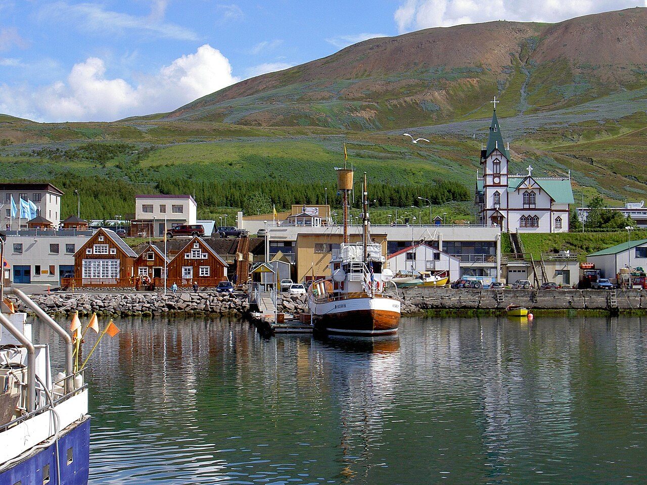 Vista del puerto de Húsavik, punto de partida para ver ballenas en Islandia