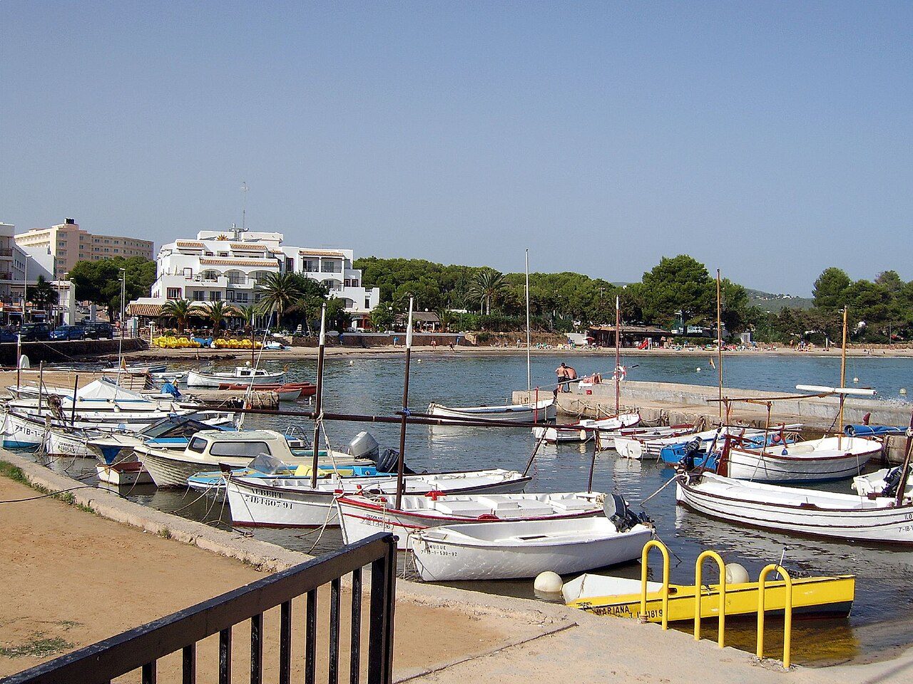 Llegada a Ibiza: el puerto y la costa, punto de partida para ver la isla