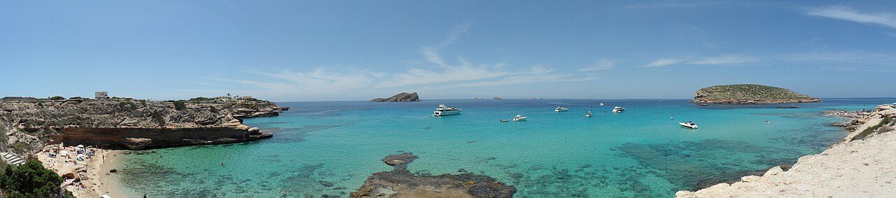 Cala Comte, una de las calas de agua turquesa que ver en Ibiza