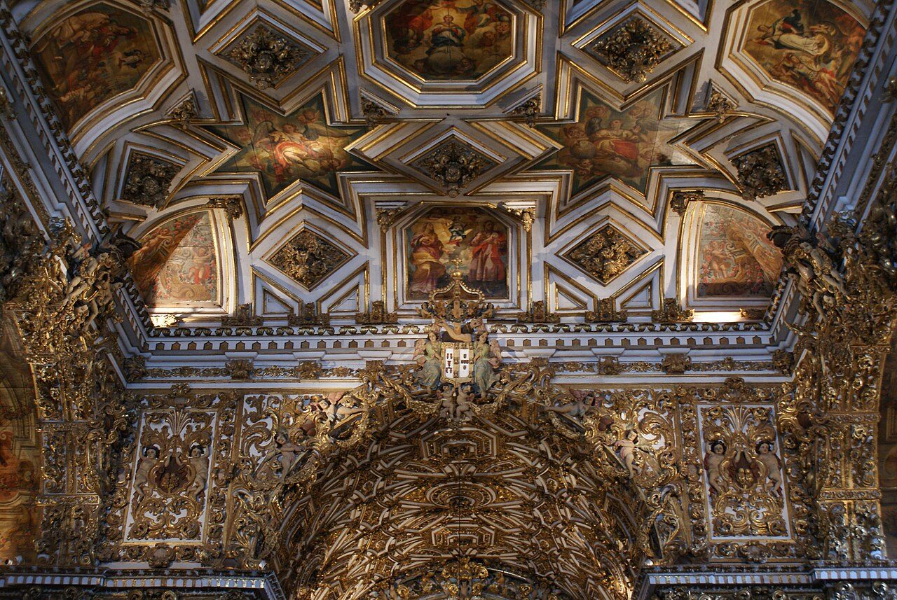 El interior dorado de la iglesia de San Francisco, uno de los tesoros gratuitos de qué ver en Salvador de Bahía