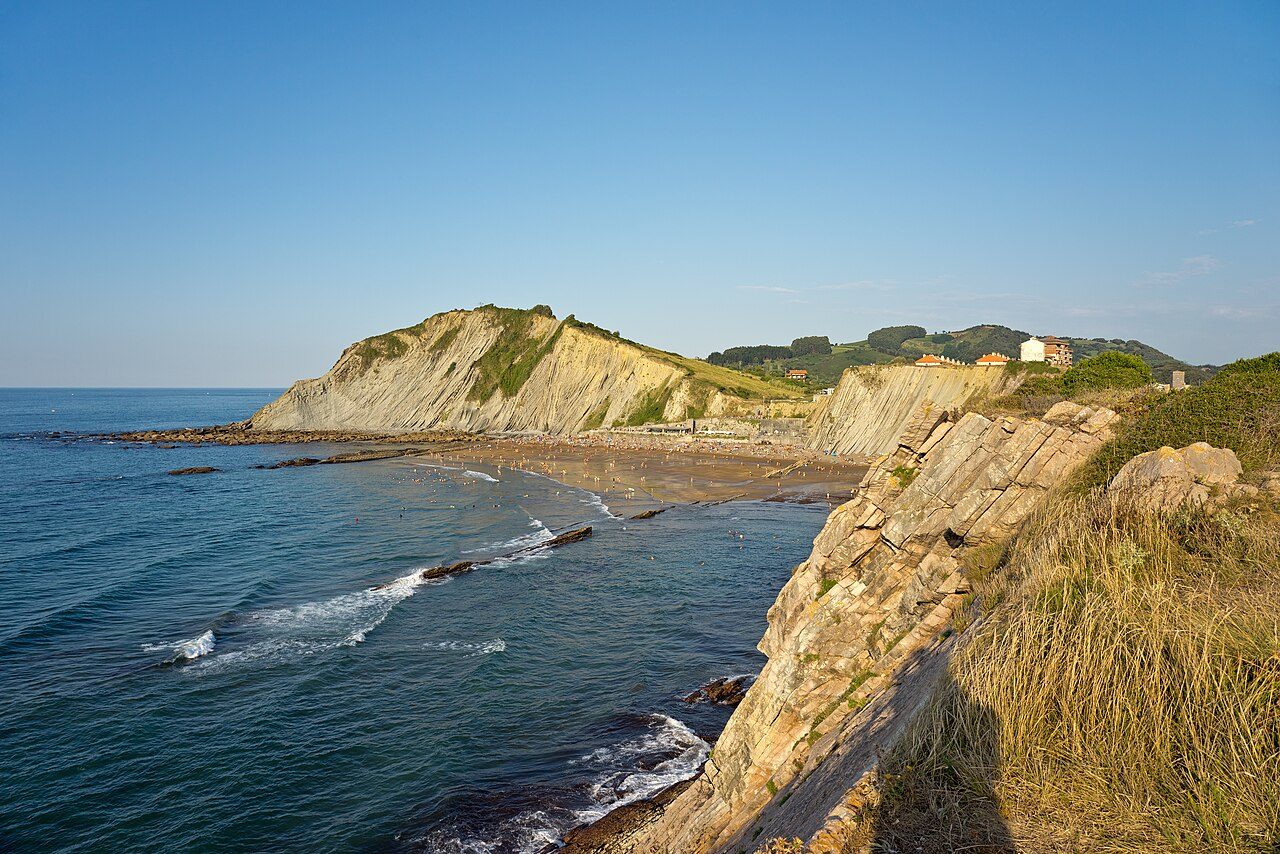 La playa de Itzurun con marea baja, ideal para ver el Flysch de cerca