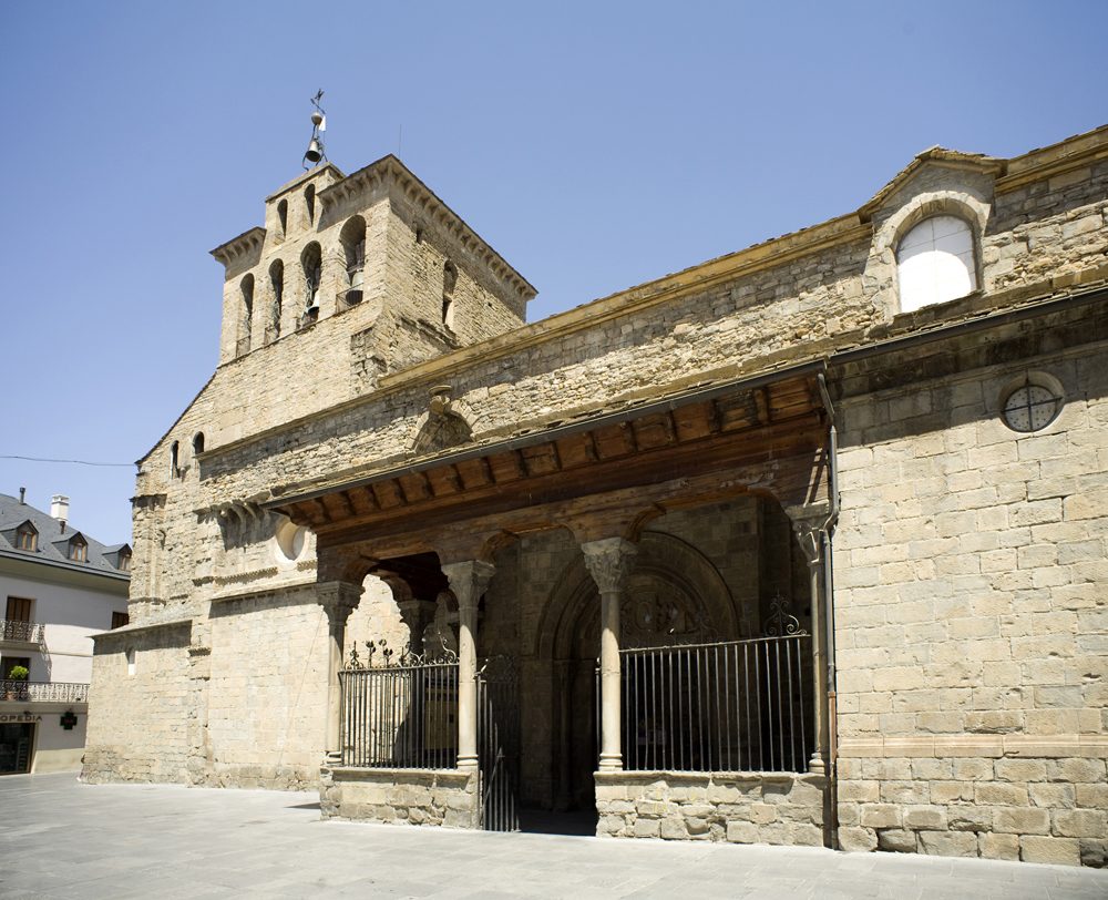 Visita guiada en Jaca: la Catedral de San Pedro y el casco histórico pirenaico.