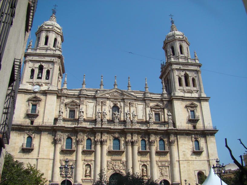 Uno de los free tours en Jaén junto a la Catedral, en pleno casco histórico.