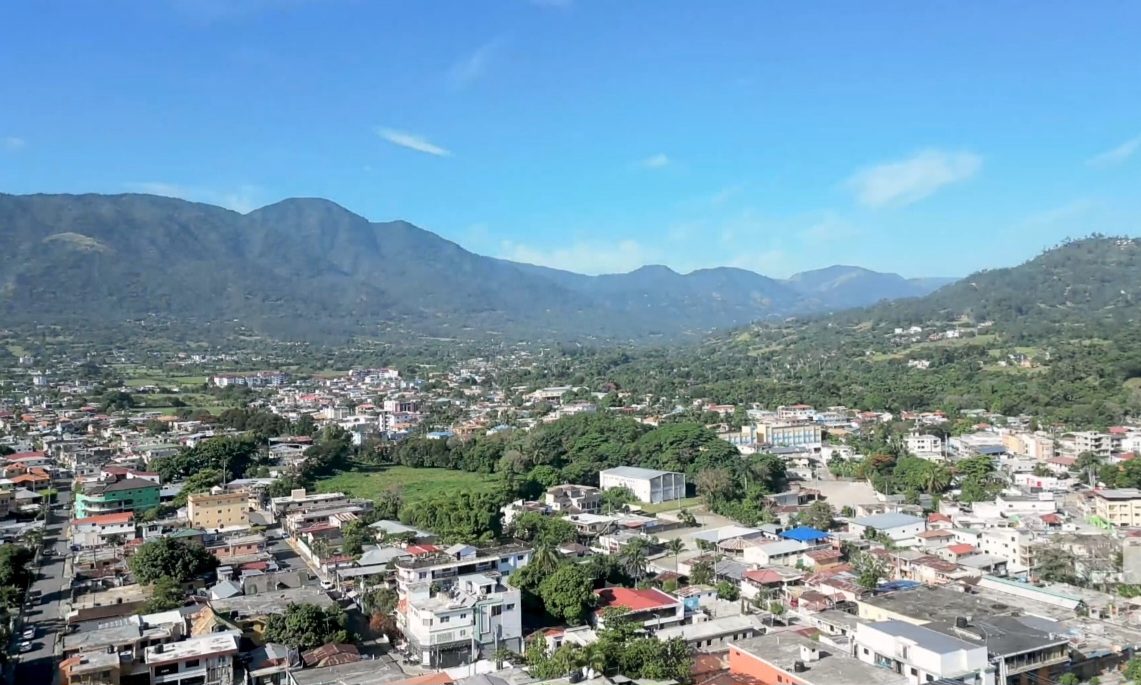 Naturaleza y aventura en Jarabacoa: ríos y montañas de la Cordillera Central.