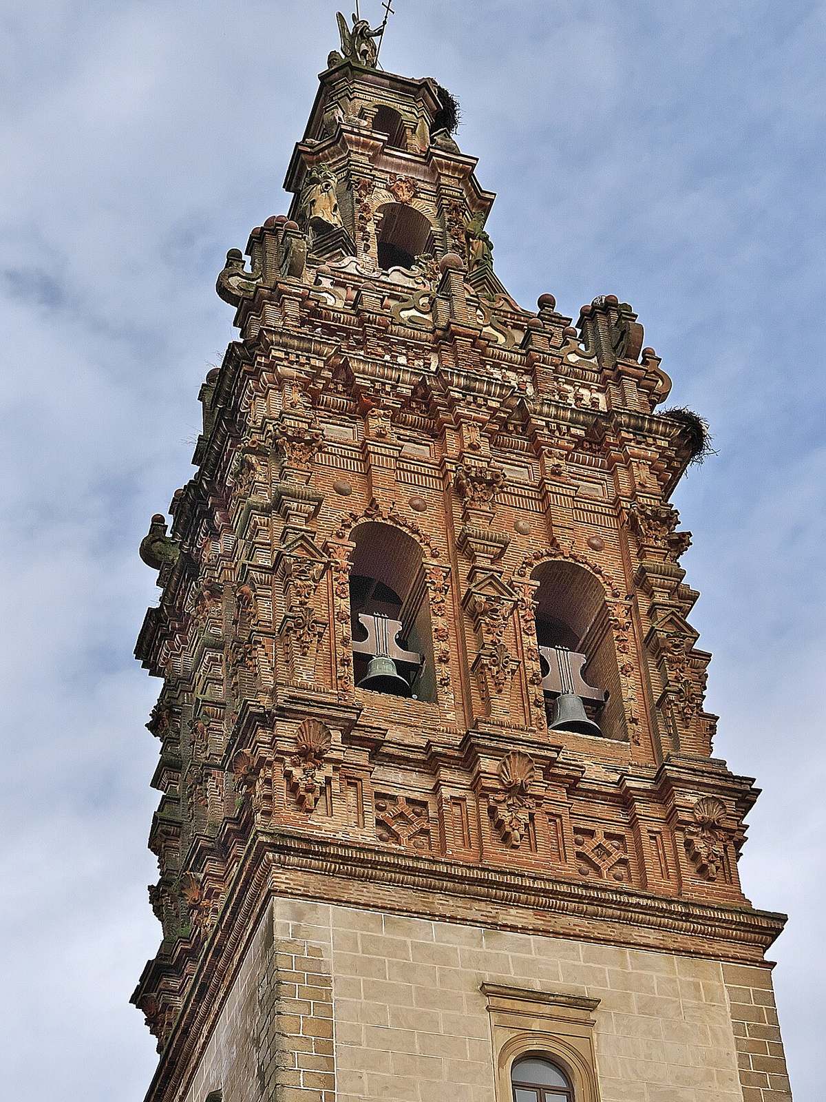 Vista general de Jerez de los Caballeros, con sus torres barrocas sobre las casas blancas