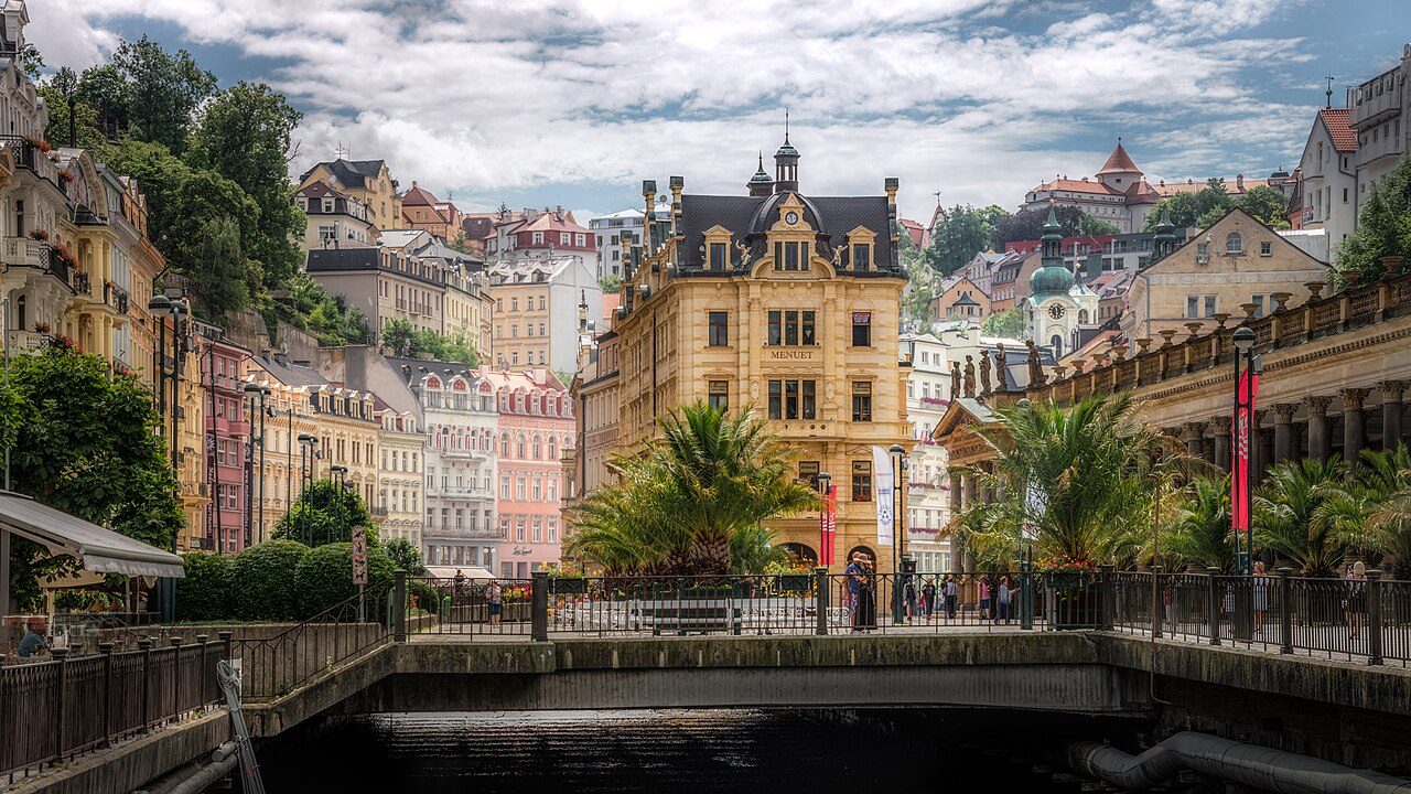 Las casas de colores pastel a orillas del río Teplá, imprescindibles en Karlovy Vary