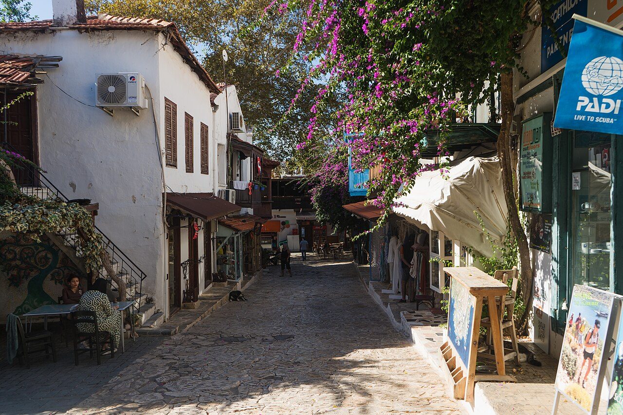 Calles con buganvillas del casco histórico, lo más bonito que ver en Kas