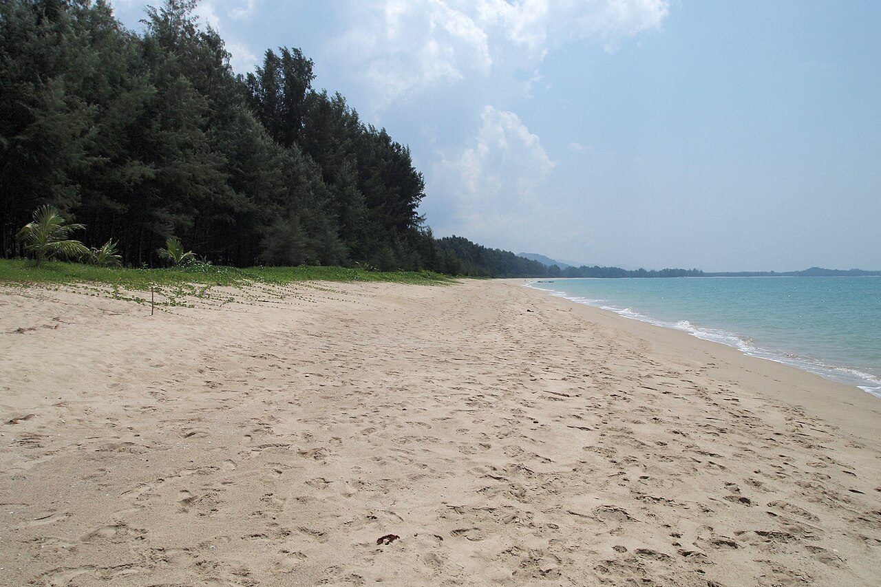 Playas tranquilas de arena blanca, lo primero que ver en Khao Lak al llegar