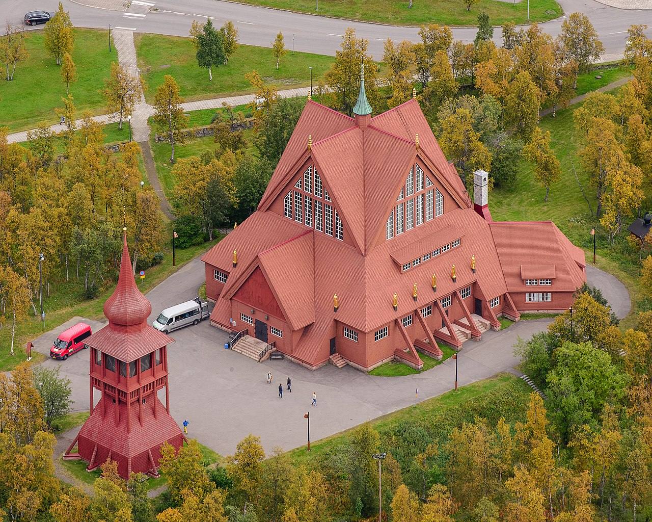 Iglesia de madera nevada, estampa navideña de la Laponia sueca